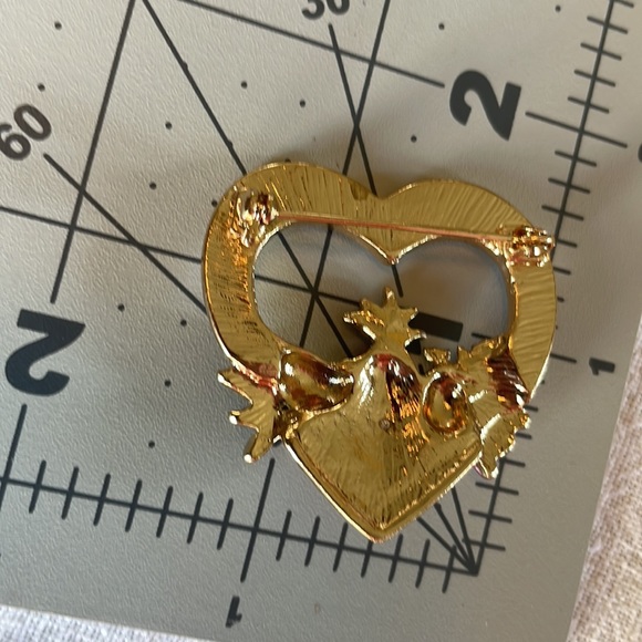 Thankful Heart gold-toned, heart shaped fruit basket brooch - Picture 5 of 6